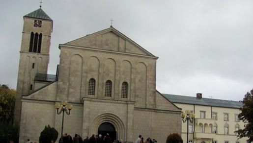 Izgradnjom dodatna tri krila samostansko zdanje kompletirano Izgradnjom dodatna tri krila samostansko zdanje kompletirano