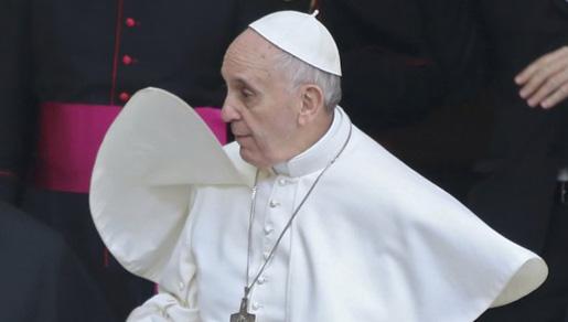 Vrli papa: Odbio zlatni križ, nosio si kovčeg, vozi se običnim autom... Vrli papa: Odbio zlatni križ, nosio si kovčeg, vozi se običnim autom...