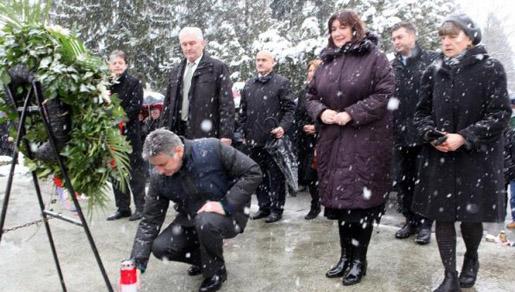 Izaslanstvo HDZ-a položilo vijenac na grob Franje Tuđmana Izaslanstvo HDZ-a položilo vijenac na grob Franje Tuđmana