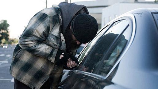 Krađa na sve načine: Otuđivali automobile obučeni kao hodže Krađa na sve načine: Otuđivali automobile obučeni kao hodže