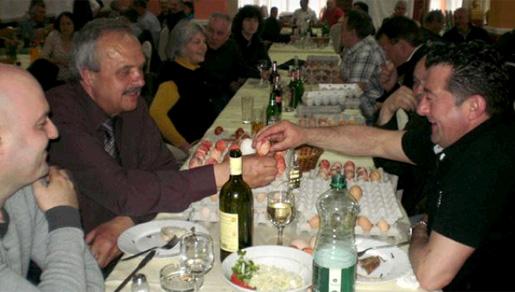 Održan tradicionalni turnir u tucanju jaja između Kiseljačana i Fojničana Održan tradicionalni turnir u tucanju jaja između Kiseljačana i Fojničana