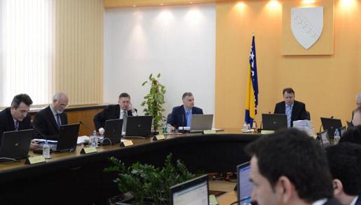 FBiH nalazi se pred potpunim
financijskim i socijalnim kolapsom FBiH nalazi se pred potpunim
financijskim i socijalnim kolapsom