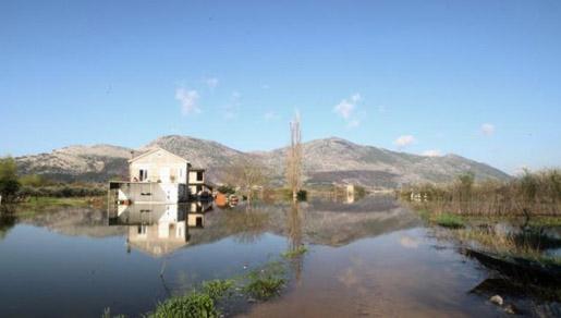Poplave i dalje prijete: U Metkoviću poplavljene kuće Poplave i dalje prijete: U Metkoviću poplavljene kuće