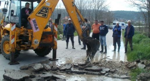 Mještani se dali u akciju prepumpavanja vode Mještani se dali u akciju prepumpavanja vode