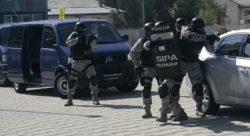Lažni radnik Puteva i četiri policajca oteli 1,8 milijuna maraka Lažni radnik Puteva i četiri policajca oteli 1,8 milijuna maraka