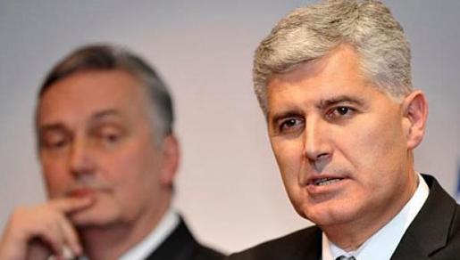 TKO JE SMJESTIO D. ČOVIĆU? I ovoga proljeća svi smo lijepo obučeni... Opet TKO JE SMJESTIO D. ČOVIĆU? I ovoga proljeća svi smo lijepo obučeni... Opet
