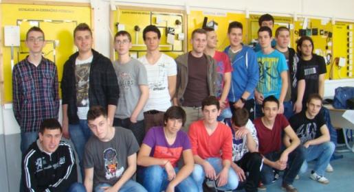 Učenici kupili kamp - kućicu branitelju beskućniku Ivanu Učenici kupili kamp - kućicu branitelju beskućniku Ivanu