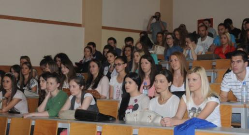 Prilika mladima da se educiraju i upoznaju tvrtke Prilika mladima da se educiraju i upoznaju tvrtke