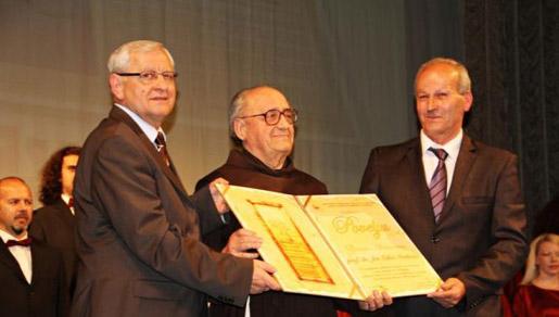 Fra Luka Markešić i bosanski provincijal fra Lovro Gavran na slavlju Ahdname Fra Luka Markešić i bosanski provincijal fra Lovro Gavran na slavlju Ahdname