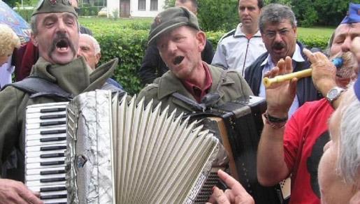 Na skupu u Kumrovcu nosile se uniforme JNA i tražilo povratak komunista na vlast Na skupu u Kumrovcu nosile se uniforme JNA i tražilo povratak komunista na vlast