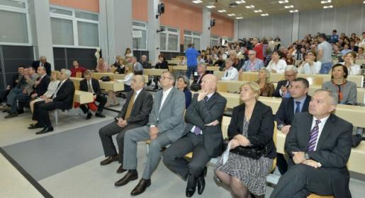 Više od 40 predavanja i 16 operativnih zahvata Više od 40 predavanja i 16 operativnih zahvata