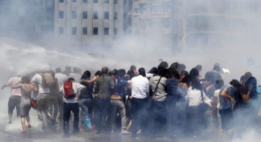 Drugi dan prosvjeda u Istanbulu - policija se i dalje brani suzavcima Drugi dan prosvjeda u Istanbulu - policija se i dalje brani suzavcima