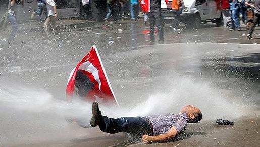 Sukob policije i prosvjednika na trgu Taksim; Policija pucala na prosvjednike u Ankari Sukob policije i prosvjednika na trgu Taksim; Policija pucala na prosvjednike u Ankari