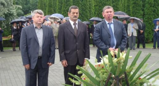 Polaganjem vijenaca u Vukovaru obilježen Dan državnosti Polaganjem vijenaca u Vukovaru obilježen Dan državnosti