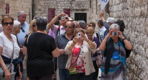Poplava ilegalnih turističkih vodiča i neprijavljivanje turista postalo trend Poplava ilegalnih turističkih vodiča i neprijavljivanje turista postalo trend