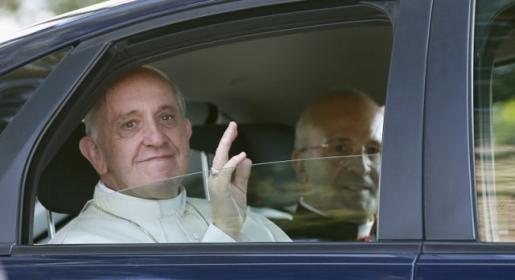 Papa Franjo propisat će kakve aute mogu voziti crkveni ljudi Papa Franjo propisat će kakve aute mogu voziti crkveni ljudi