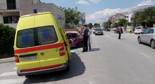 Dijete preživjelo pad s četvrtog kata, tek teško ozlijedilo nogu Dijete preživjelo pad s četvrtog kata, tek teško ozlijedilo nogu