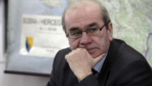 Dok vatra guta šume, Alija Tihić na odmoru Dok vatra guta šume, Alija Tihić na odmoru