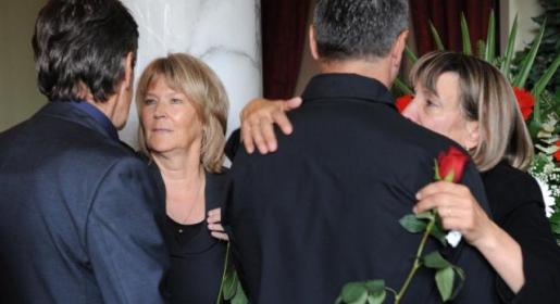 Suze potekle na spomen udovice Julie i njezino čekanje Taika Suze potekle na spomen udovice Julie i njezino čekanje Taika