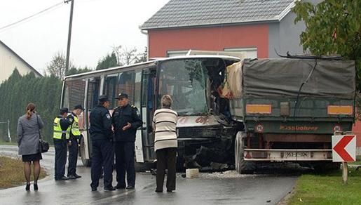 Težak sudar kamiona bh. registarskih oznaka i školskog autobusa