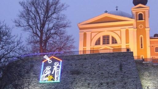 Na podzidu samostana Fojnica postavljeno pravo umjetničko djelo \'Sv. Obitelj\' Na podzidu samostana Fojnica postavljeno pravo umjetničko djelo \'Sv. Obitelj\'