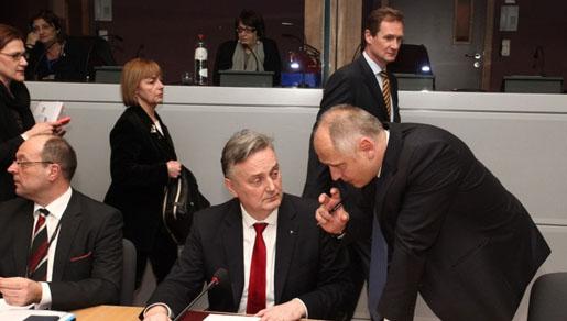 Neustavna vlast
donijela je desetke spornih odluka Neustavna vlast
donijela je desetke spornih odluka