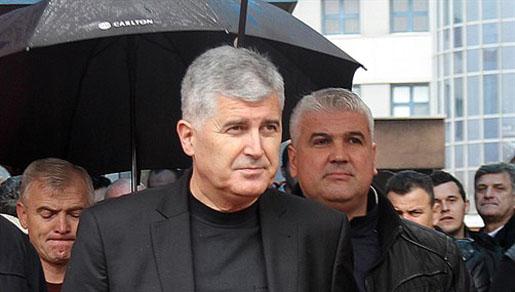 Čović: Velika skupina naših ljudi bila je spremna braniti HDZ, ali zamolio sam ih da se sklone Čović: Velika skupina naših ljudi bila je spremna braniti HDZ, ali zamolio sam ih da se sklone