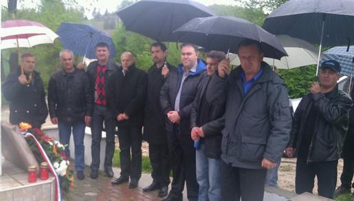 Zapaljenje svijeće i položeni vijenci palim braniteljima satnije Bare u Busovači Zapaljenje svijeće i položeni vijenci palim braniteljima satnije Bare u Busovači