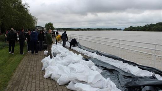 U Hrvatskoj opasnost od poplava još nije prošla, u Srbiji evakuirano više od 25.000 građana