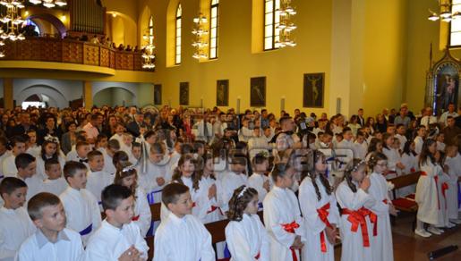 FOTO: Sveta Pričest u župi sv. Ante u Busovači FOTO: Sveta Pričest u župi sv. Ante u Busovači