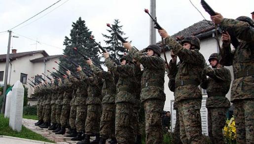 Tko je poslao vojsku na pogreb zločincu? Tko je poslao vojsku na pogreb zločincu?