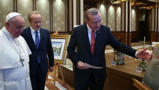 Erdogan pokazuje papi Franji adhnamu Erdogan pokazuje papi Franji adhnamu