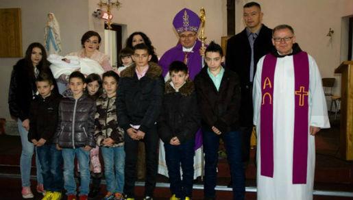 Kardinal Puljić krstio osmo dijete obitelji Ante i Marije Dumančić Kardinal Puljić krstio osmo dijete obitelji Ante i Marije Dumančić