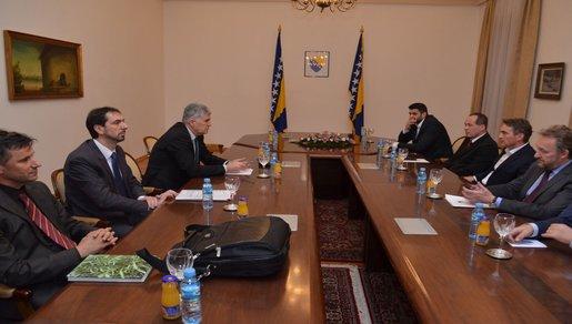 Prodavanje magle u pregovorima političkog Sarajeva sa strankama HNS-a Prodavanje magle u pregovorima političkog Sarajeva sa strankama HNS-a