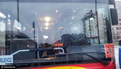 U Sarajevu kamenovali autobus i ozlijedili mlade nogometaše Širokog U Sarajevu kamenovali autobus i ozlijedili mlade nogometaše Širokog