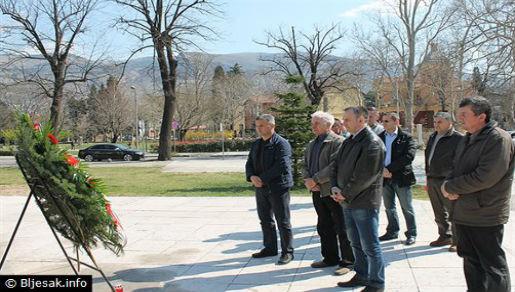 Marin Zadrić logorašima zabranio polaganje vijenaca ispred IV. osnovne škole u kojoj su mučeni Marin Zadrić logorašima zabranio polaganje vijenaca ispred IV. osnovne škole u kojoj su mučeni